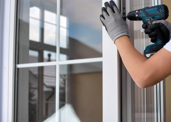 Worker's,Gloved,Hand,With,An,Automatic,Screwdriver,Screws,The,Fastening